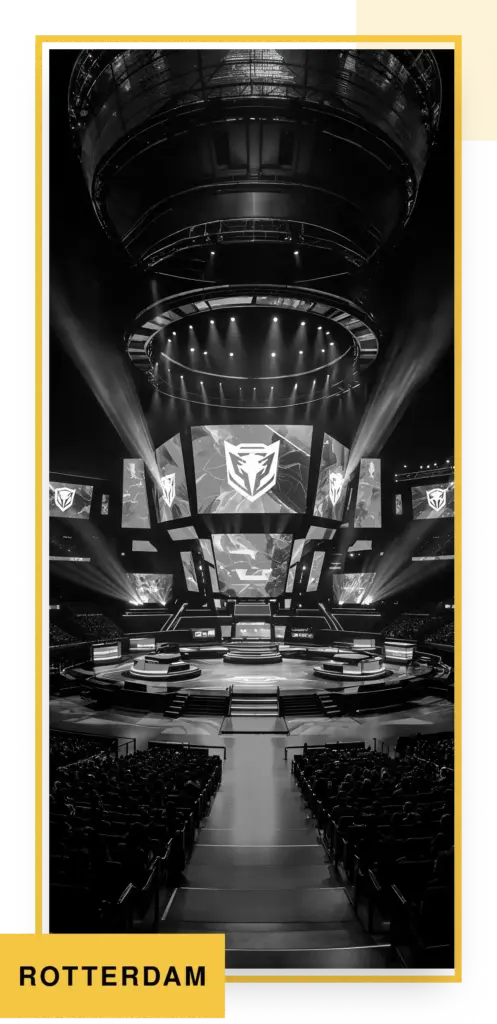 Grote esports-arena met verlicht podium, schermen en publiek tijdens een professioneel gamingevenement.
